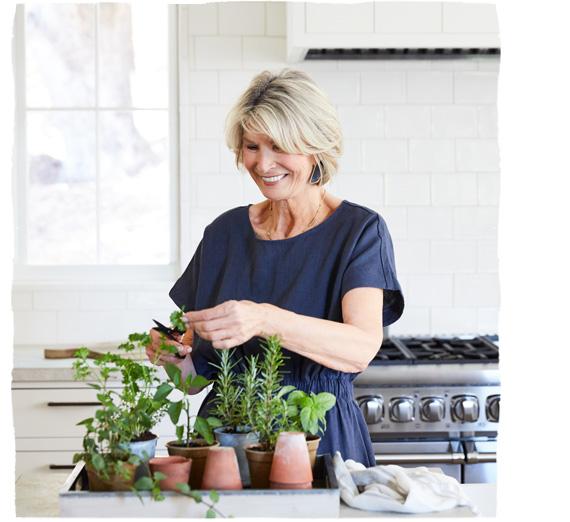 Starsza kobieta przycinająca rośliny.