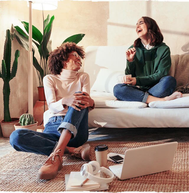 Para idąca z bukietem kwiatów przez łąkę.