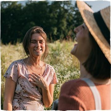 Dwie wesołe kobiety na łące.