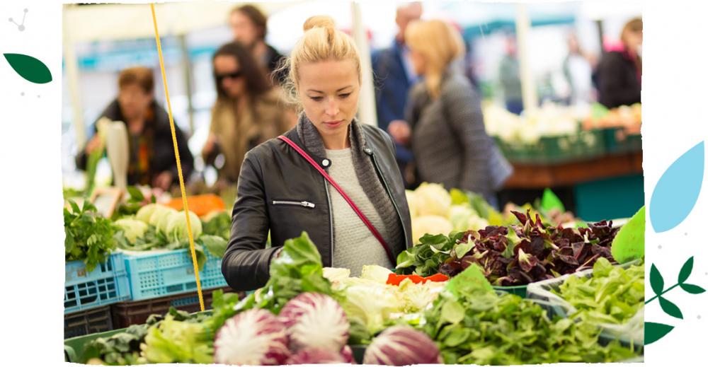 Kobieta wybierająca warzywa w sklepie.