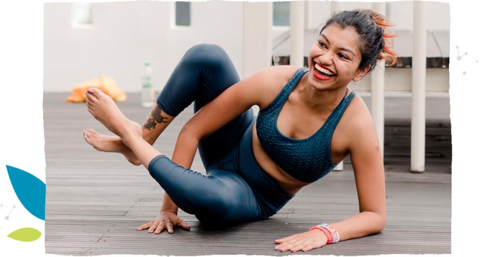 Uśmiechnięta kobieta w trakcie ćwiczeń.