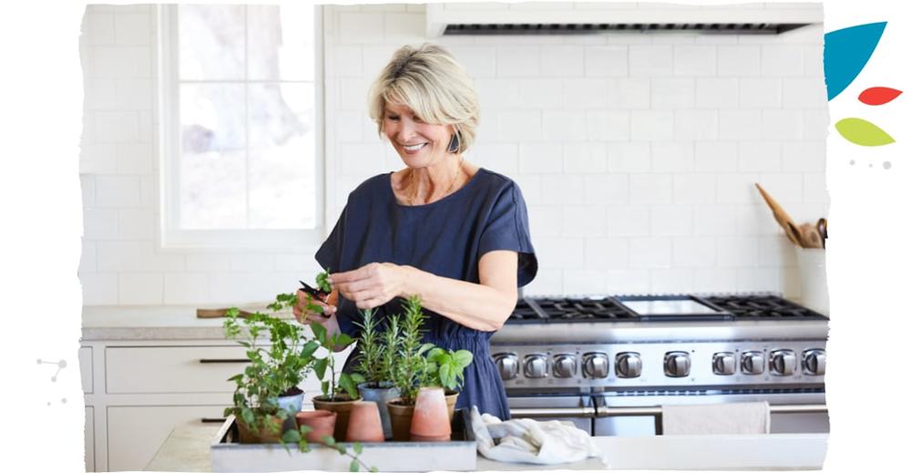 Starsza kobieta przycinająca rośliny.